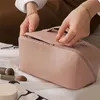 El maquillaje de encargo equipa el bolso cosmético de encargo de la almohada de los bolsos del maquillaje de la PU de la prenda impermeable del artículo de tocador del lavado para el viaje