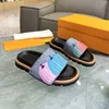 Summer Pool Pillow Sandals Designer Slides Beach Slippers Fashion Embossed Flat Comfort Mules Men Sliders Padded Front Strap Black Fuchsia Women Shoes