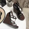 Sandaler berömda designer kvinnors kil klackar klänning skor bokstav kvalitet vävd läder sandal lyxiga slingbacks 10.5 cm hög klack kväll fabrikskor