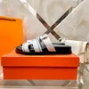 Najlepsze luksusowe letnie projektantki Sandały Sandały Kapłaty plażowe klasyczne płaskie sandały skórzane klapki klapki czarne białe kobiety slajdy buty z pudełkiem EU35-42