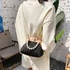 Bolsas de noche Bolso de hombro con asa superior de madera para mujer 2024 Tendencia Moda Tejido Paja Rebordear Perla Clip Crossbody Diseño simple Bolso