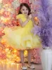 Abiti da ragazza Abito a fiori per matrimonio Tulle giallo Lunghezza al ginocchio Una spalla Soffice elegante Prima festa di compleanno eucaristica per bambini