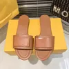 Designerbilder inomhus kvinnors tofflor strand utomhus klassiska läder sandaler platt tofflor hus favoritlök mule jordgubbe