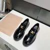 Nowe sezonowe metalowe mokasyny Wypolerowane krowice klasyczne mokasyny Wygodne buty dla kobiet designerskich buty fabryczne z pudełkiem