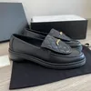 Luxe Femmes Designer Classique Diamant Poche Mocassins Marque Française Mode Noir Sac À Dos Boucle Chaussures Habillées Scarpe Semelle Épaisse En Peau De Mouton Chaussure Formelle Chaussures Casual