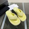 Nya Glamourous Women Designer tofflor lyxbröd flip-flop sandaler sommar godis färg glid mode komfort platt tofflor strand tofflor högkvalitativ brev