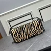 Damen-Abendtaschen mit Leopardenmuster, Kalbsledertasche mit V-Logo, abnehmbarem Griff und abnehmbarer Schiebekette für Umhängetaschen, Umhängetaschen oder Abendtaschen zum Tragen in der Hand