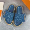 Slipare Designer Slides Women Platform Beach Scuffs Shoes Denim präglad mjuk platt 10A