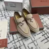 2024 Новые сандалии мужские офисные карьеры. Случайная обувь Loro Summer Designer Outdoor Beach Walk Charms Moccasins для женской пианы резиновой резина