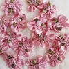 Flores decorativas 30 peças fita de cetim rosa empoeirada flor arcos pérola rosa apliques artificiais tecido casamento costura artesanato presente artesanal