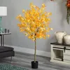 Árbol de arce artificial de flores decorativas en maceta de plástico negro