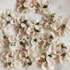 Kwiaty dekoracyjne 30pcs Beige Satin Ribbon Flowow Bows Pearl Rose Artificial Appliques Tkanina szycie ślub