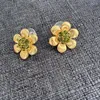 Boucles d'oreilles étalon des étamines vertes littéraires rétro fleurs dorées brossées pour femmes