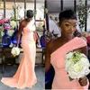 2021 One Shoulder Bridesmaid Dresses Mermaid Coral Sweep Train Hollow Pleats Ruched Maid of Honor Gown African Wedding Gäst slitage342m