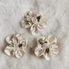 Kwiaty dekoracyjne 30pcs Beige Satin Ribbon Flowow Bows Pearl Rose Artificial Appliques Tkanina szycie ślub