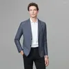 メンズスーツ2024春秋のファッションスリムフィットストライプブルーブレザーオスブリティッシュスマートカジュアルビジネスグルームウェディングスーツジャケット