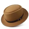 Boinas 2024 Chapéu de torta de porco de lã para homens homens com feda fedora gamelbler fascinador Fascinator Trilby Fascinator