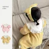 冬の韓国の幼い女の子のロンパースとベルベットの厚いスプレッチ温かい生まれた女の子のワンシー刺繍florlaの女の赤ちゃん
