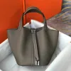 2023 Einkaufstasche, luxuriöses Design, einfache, leichte, verschleißfeste Tasche, handgefertigter Gemüsekorb aus Leder, klassische Handtasche aus Leder mit Lychee-Design