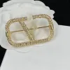 Femmes Hommes Designer Marque Lettre Broches Plaqué Or Incrustation Cristal Strass Bijoux Broche Charme Perle Pin Mariage Fête De Noël Cadeau Accessoire12 Valentino