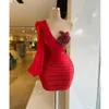 Czerwony krótki blask, jedno ramię na studniowe sukienka z baldachowaniami z długim rękawem
