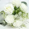 Bröllopsblommor hand håller buketten vit ramos de flores para novias