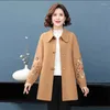 Trench da donna Primavera Autunno Giacche a vento Donna 2024 Risvolto Ricamo Cappotto Mamma indossa soprabito Bobina Fibbia Capispalla femminile