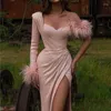 パーティードレス2024ピンクのカクテルドレスの恋人ビーズを込めてマーメイドプロムサイドハイスリットフェザーベスティドガラ