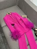 2024 Primavera Hot Pink Piuma Pantaloni a due pezzi Set Manica lunga Scollo con risvolto Blazer monopetto Top + Pantaloni lunghi Set Abiti a due pezzi O4J152659