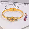 Diseño de moda 3 colores Brazaletes de mujer Números romanos Tridimensional Color CZ Cambio de piedra Diamante Hueco Titanio Acero Bra262k