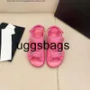 kanalskor quiltade läder pappa sandaler kvinnor mule glitter diamant spänne sandal platt rem rems plattform plattform sommarskor flip flop låsande tofflor c paris k