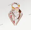 2024 Топ дизайнерский шелковый шарф с принтом, повязка на голову для женщин и мужчин, роскошная мода, сумка с длинной ручкой, шарфы, Парижская сумка через плечо, лента для багажа, обертывания, тюрбан, шарф LVVV M78127