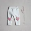 Pantaloni Moda Neonate Pantaloni Autunno Inverno Spessi Caldi Morbidi Bambini Leggings inferiori Bambini Infantili Cute Love Heart Patch 12-24M