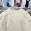 デザイナーセーターの女性トップスニットジャンパー長袖丸い首の白いセーターソフトルーズニットウェアホロー秋冬暖かいセーターレディース服