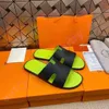 Slippare designer läder sandaler flip flop arv kalv läder sandaler 2024 sommaren mäns lata stora strand avslappnade tofflor klassiska läder fast färg hemskor