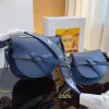 Tasarımcı eyer çantası kadın çanta çanta erkekler askı çantaları geniş omuz kayışı aşk kapısı crossbody çantası bowknot deri cazibe tote lüks çapraz vücut çantaları