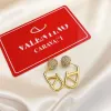 2024 örhängen Designer för kvinnor Stud Heart Shape Pearl Crystal Gold Double V Letter S Sier Jewelry Classic 87 Valentino