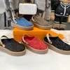 Berömda designers sandaler plattformar skor kvinnor tofflor mode denim tryck platt klack damer sko bekväma tjocka sulade tofflor bakre strap strand casual sandal