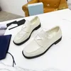 Designer loafers choklad borstad läder loafer kvinnor glider plattform sko monolit män skjutreglage triangel metall dekorerade officiella bröllop lyxklänningskor