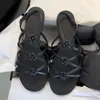 Designer-Sandalen, Damen-Hausschuhe mit flachem Boden, klassische Luxus-Ledersandalen, übergroße Freizeit-Sandalen für den Sommer