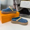 Berömda designers sandaler plattformar skor kvinnor tofflor mode denim tryck platt klack damer sko bekväma tjocka sulade tofflor bakre strap strand casual sandal