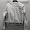 Damenjacken Designerjacke Ledermantel Luxus-High-End-Trendmarke Cooler Frühling silbergrau Vollbuchstabenmuster geprägter Hardware-Reißverschluss minimalistisches Oberteil 65J4