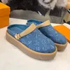 Berömda designers sandaler plattformar skor kvinnor tofflor mode denim tryck platt klack damer sko bekväma tjocka sulade tofflor bakre strap strand casual sandal