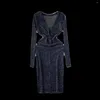 Casual Dresses European and American For Women 2024 Spring Sexig Deep V-ringen Slim Mid-Längd Bright Silk Retro Wrap kjol