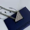 Pendanthalsband Sier Plated Copper Designer Triangle Charm Fashion Womens Romantic Birthday Present Halsband med låda av hög kvalitet