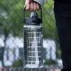 Vattenflaska Portable Sports Straw Water Bottle With Time Marker 2L stor kapacitet Vattenkopp Vattenkanna med handtag 240122