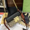 2024 Tasarımcı Zincir Çantası 22cm Kadınlar Crossbody 10A Ayna Kaliteli Asma Kilit Mini Omuz Orijinal Deri Flap Çantalar 735103 Kutu