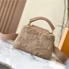 Högkvalitativ designerväska vinterhandväska axelväska fluff kvinnamod på väska lyxig mink päls crossbody väska 22668