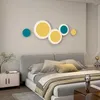 벽 램프 따뜻한 LED 거실 침실 배경 조명 미니멀리스트 현대 원형 TV 차 램프 장식