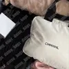 أبيض أسود لأسفل أكياس المكياج مصمم Washbag Women Commetic Case Case Bass Bacs Luxury Fluffy Make Up Bacout Travel Tote Bage